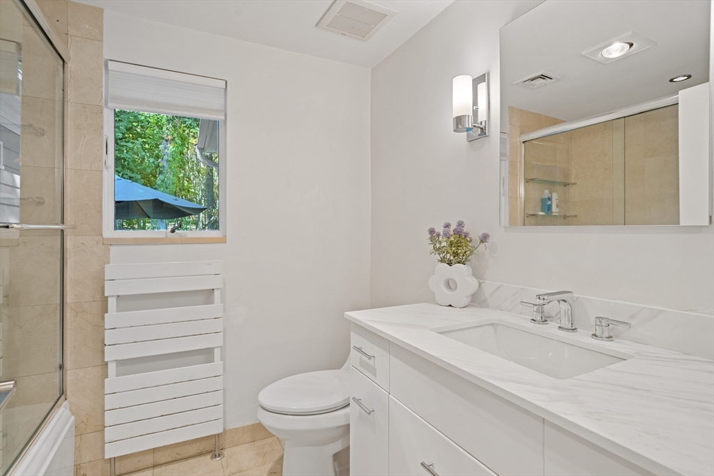 Dover, Massachusetts 02030, United States, 4 Bedrooms Bedrooms, ,4 BathroomsBathrooms,Residential,Pending,212433