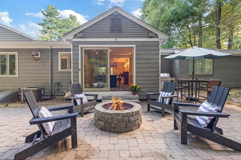 Dover, Massachusetts 02030, United States, 4 Bedrooms Bedrooms, ,4 BathroomsBathrooms,Residential,Pending,212433