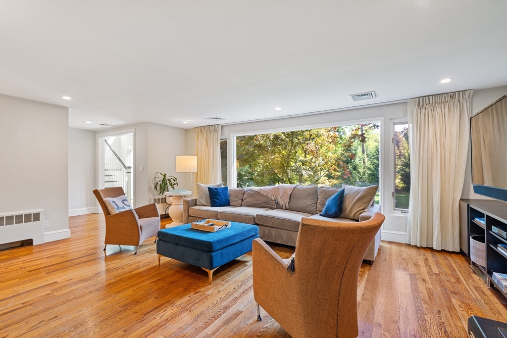 Dover, Massachusetts 02030, United States, 4 Bedrooms Bedrooms, ,4 BathroomsBathrooms,Residential,Pending,212433