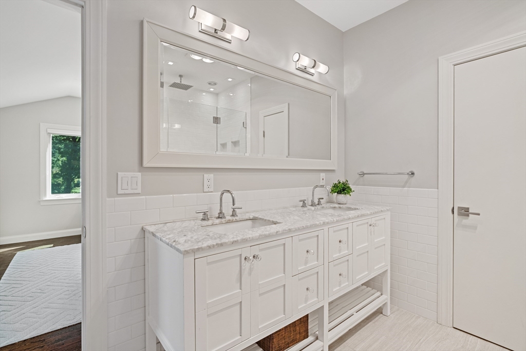 Dover, Massachusetts 02030, United States, 4 Bedrooms Bedrooms, ,4 BathroomsBathrooms,Residential,Pending,212433