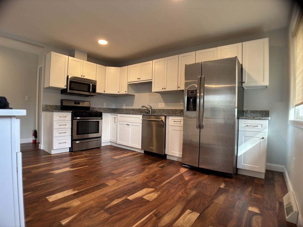 4 Rowe Ct 4