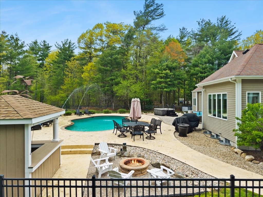 4 Alberta Ln, Lakeville, MA Photo #5
