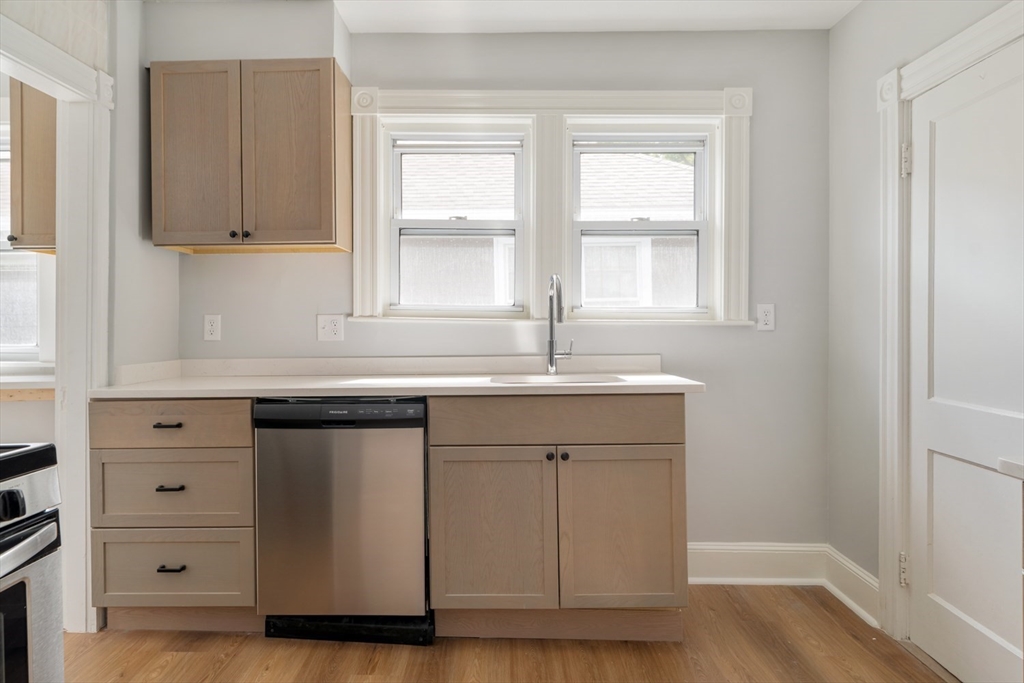 Cambridge, Massachusetts 02138, United States, 3 Bedrooms Bedrooms, ,1 BathroomBathrooms,Residential,Active,143765