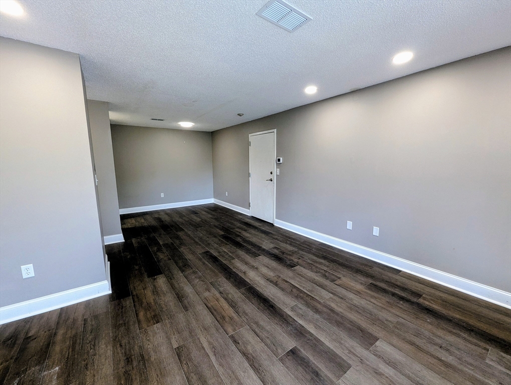 Franklin, Massachusetts 02038, United States, 2 Bedrooms Bedrooms, ,1 BathroomBathrooms,Residential,Active,203952