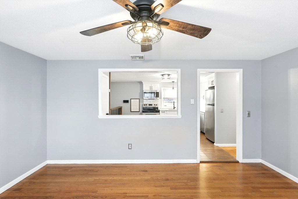 Springfield, Massachusetts 01129, United States, 3 Bedrooms Bedrooms, ,1 BathroomBathrooms,Residential,Pending,90964