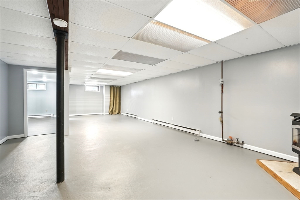 Springfield, Massachusetts 01129, United States, 3 Bedrooms Bedrooms, ,1 BathroomBathrooms,Residential,Pending,90964