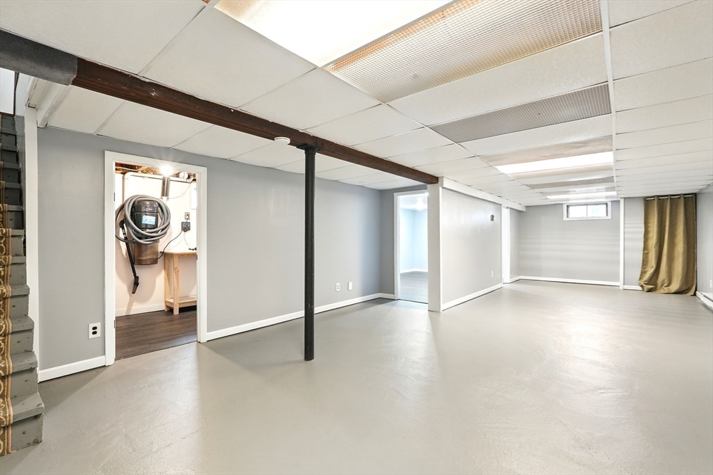 Springfield, Massachusetts 01129, United States, 3 Bedrooms Bedrooms, ,1 BathroomBathrooms,Residential,Pending,90964