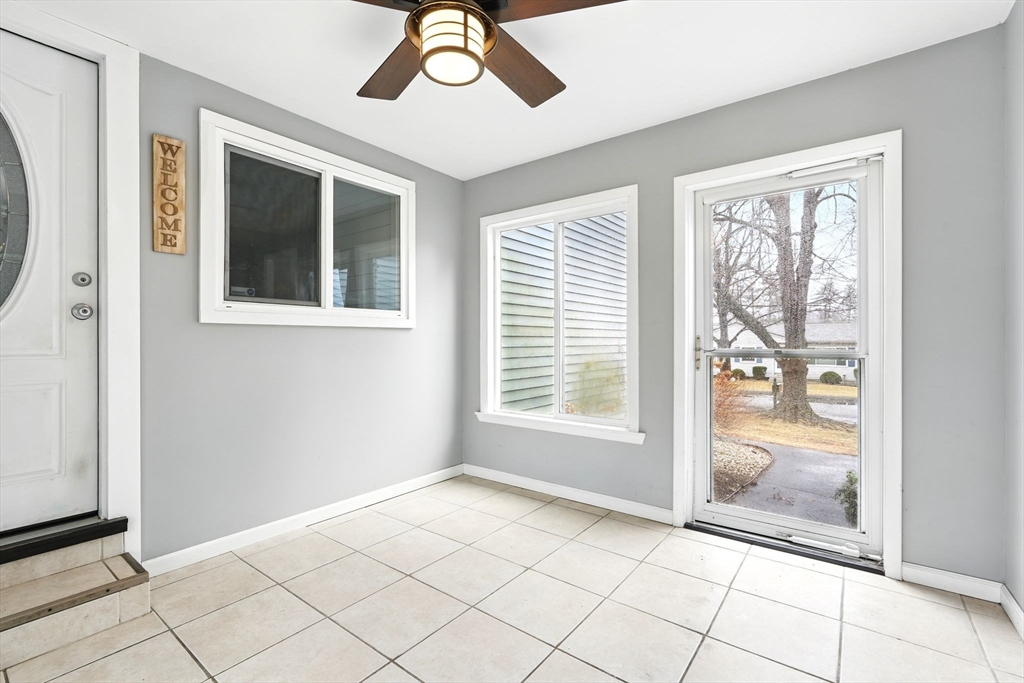 Springfield, Massachusetts 01129, United States, 3 Bedrooms Bedrooms, ,1 BathroomBathrooms,Residential,Pending,90964