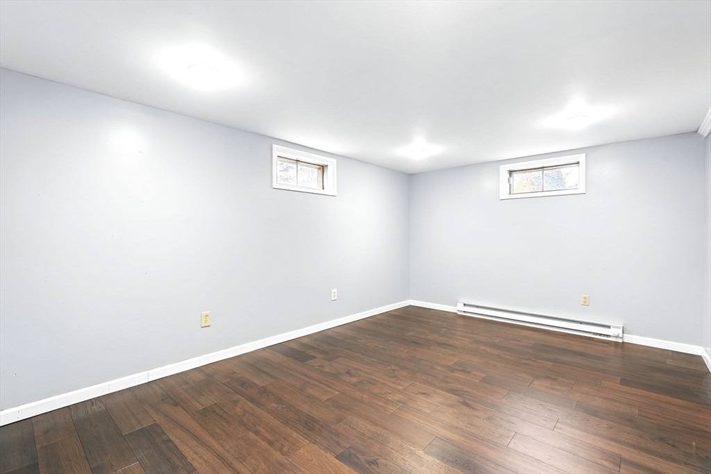 Springfield, Massachusetts 01129, United States, 3 Bedrooms Bedrooms, ,1 BathroomBathrooms,Residential,Pending,90964