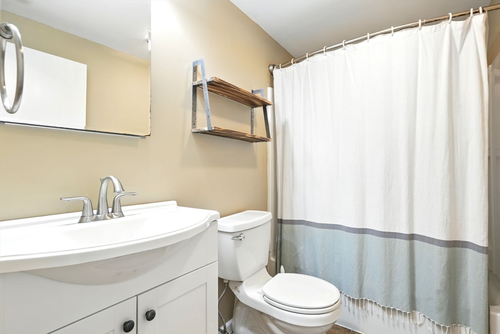 Springfield, Massachusetts 01129, United States, 3 Bedrooms Bedrooms, ,1 BathroomBathrooms,Residential,Pending,90964