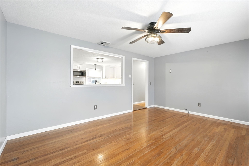 Springfield, Massachusetts 01129, United States, 3 Bedrooms Bedrooms, ,1 BathroomBathrooms,Residential,Pending,90964