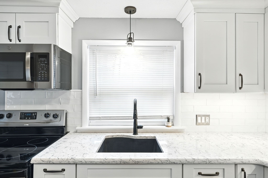 Springfield, Massachusetts 01129, United States, 3 Bedrooms Bedrooms, ,1 BathroomBathrooms,Residential,Pending,90964