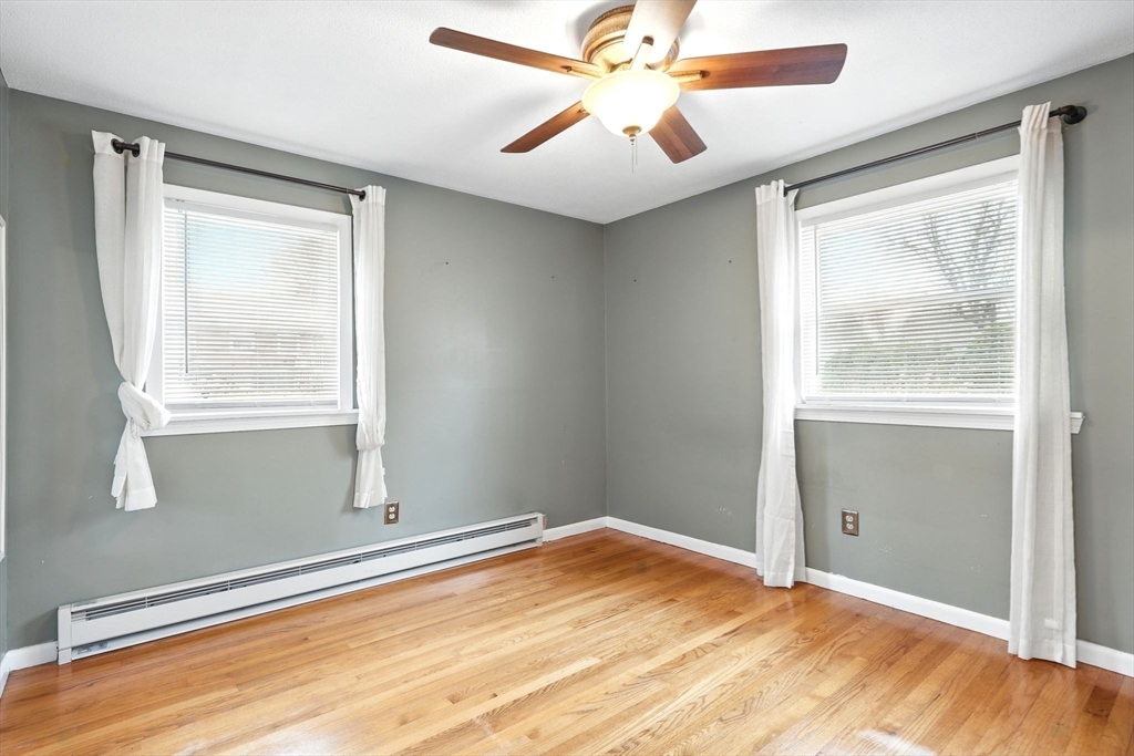 Springfield, Massachusetts 01129, United States, 3 Bedrooms Bedrooms, ,1 BathroomBathrooms,Residential,Pending,90964