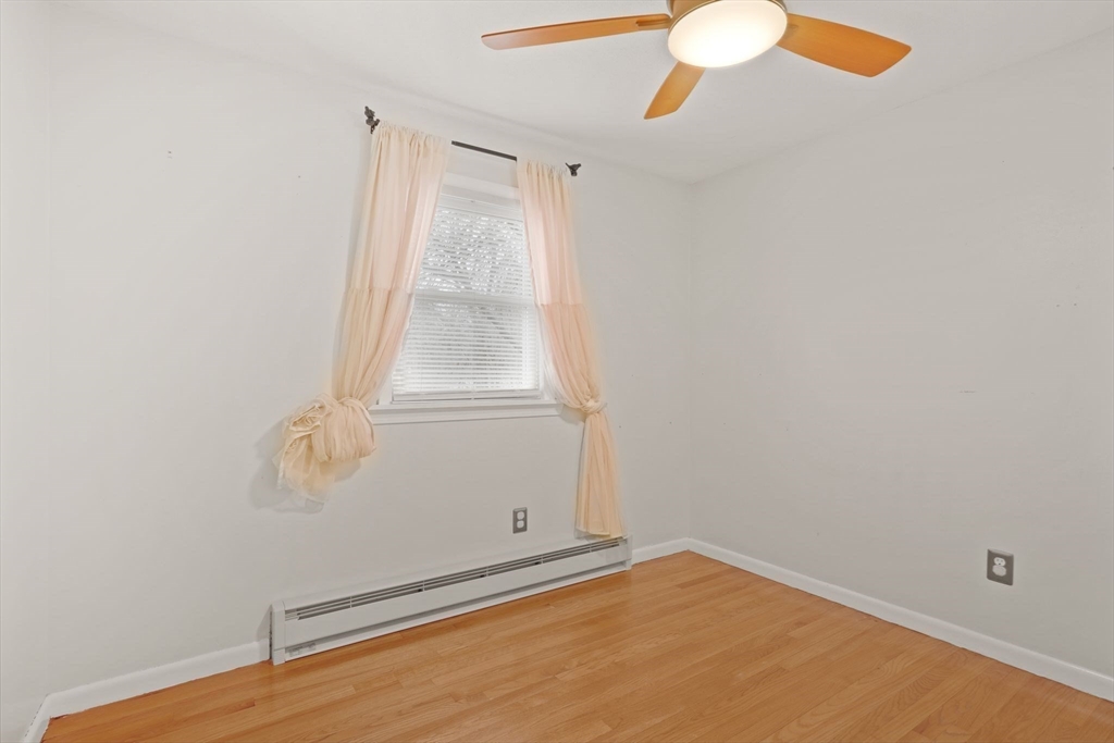 Springfield, Massachusetts 01129, United States, 3 Bedrooms Bedrooms, ,1 BathroomBathrooms,Residential,Pending,90964