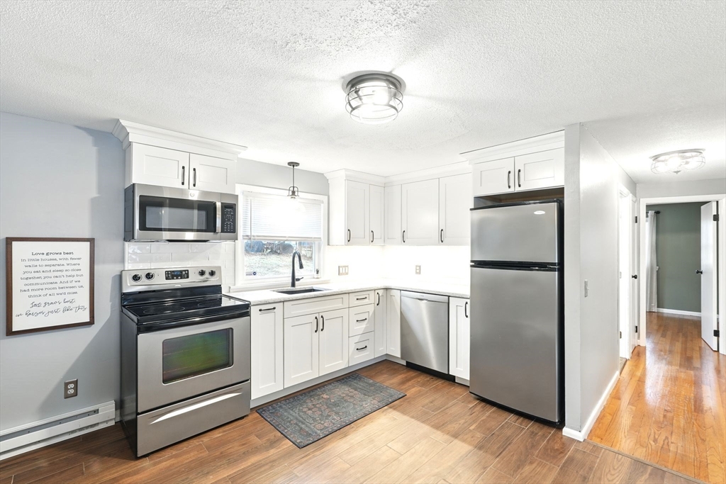 Springfield, Massachusetts 01129, United States, 3 Bedrooms Bedrooms, ,1 BathroomBathrooms,Residential,Pending,90964