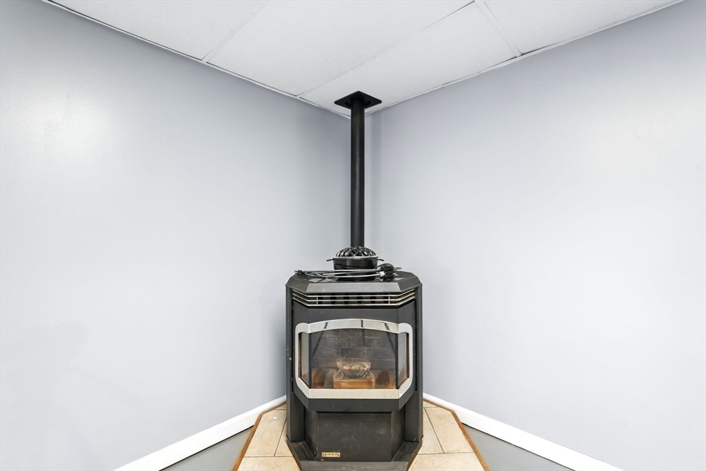 Springfield, Massachusetts 01129, United States, 3 Bedrooms Bedrooms, ,1 BathroomBathrooms,Residential,Pending,90964