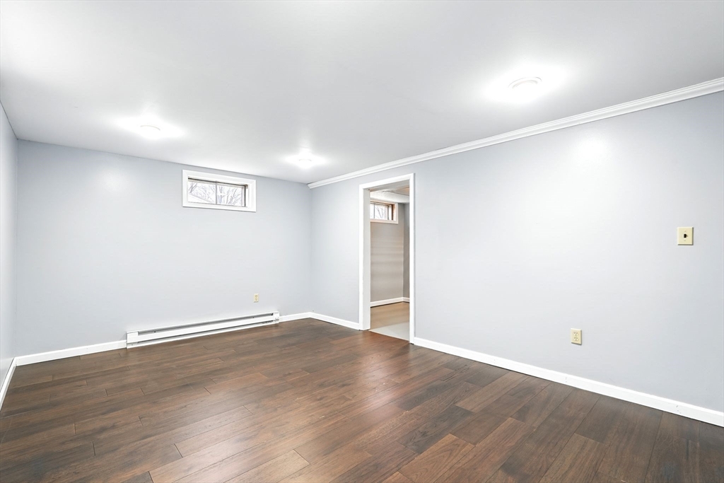 Springfield, Massachusetts 01129, United States, 3 Bedrooms Bedrooms, ,1 BathroomBathrooms,Residential,Pending,90964