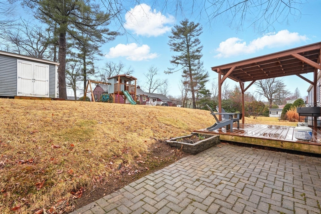 Springfield, Massachusetts 01129, United States, 3 Bedrooms Bedrooms, ,1 BathroomBathrooms,Residential,Pending,90964