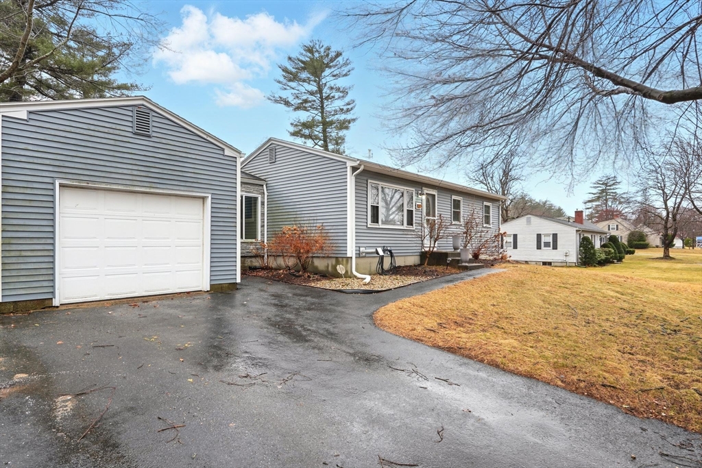 Springfield, Massachusetts 01129, United States, 3 Bedrooms Bedrooms, ,1 BathroomBathrooms,Residential,Pending,90964