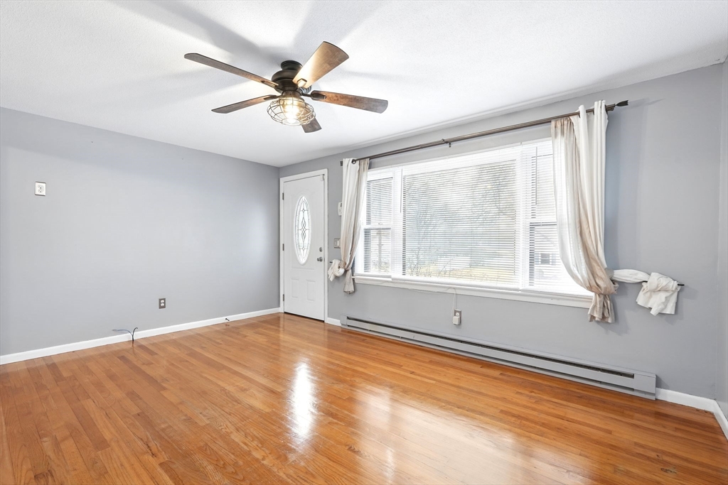 Springfield, Massachusetts 01129, United States, 3 Bedrooms Bedrooms, ,1 BathroomBathrooms,Residential,Pending,90964