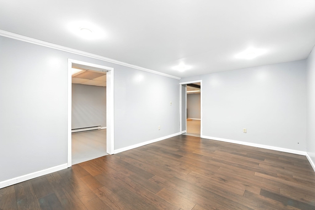 Springfield, Massachusetts 01129, United States, 3 Bedrooms Bedrooms, ,1 BathroomBathrooms,Residential,Pending,90964