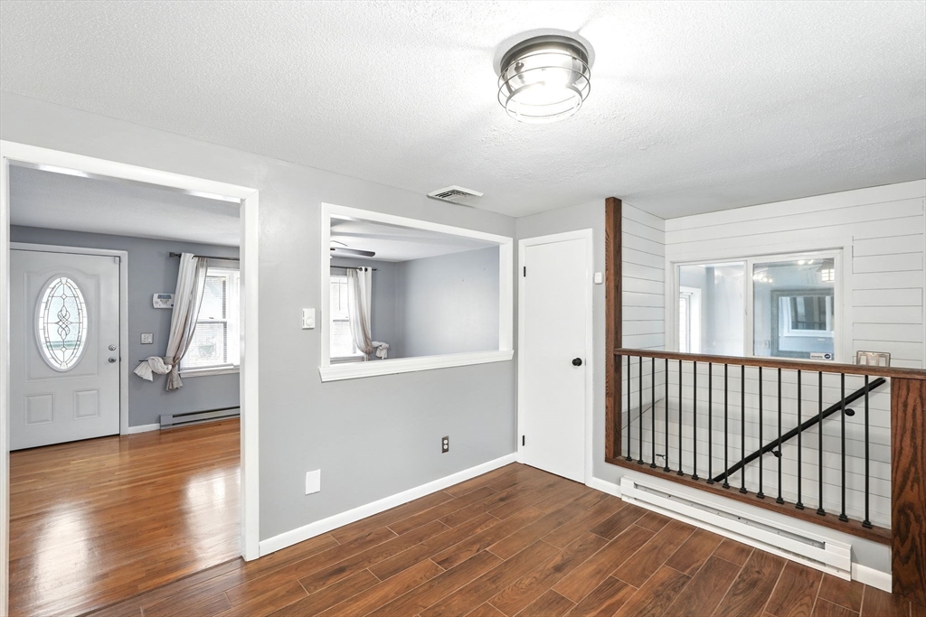 Springfield, Massachusetts 01129, United States, 3 Bedrooms Bedrooms, ,1 BathroomBathrooms,Residential,Pending,90964