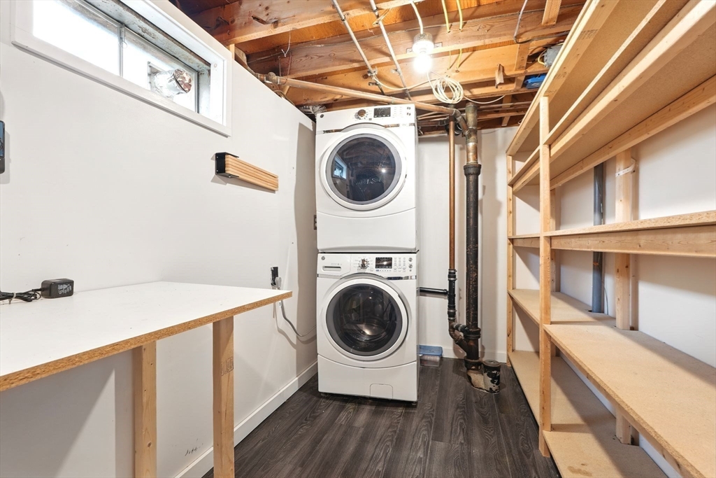 Springfield, Massachusetts 01129, United States, 3 Bedrooms Bedrooms, ,1 BathroomBathrooms,Residential,Pending,90964