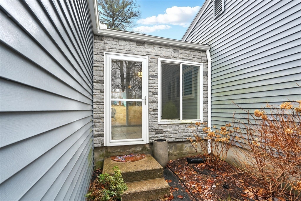 Springfield, Massachusetts 01129, United States, 3 Bedrooms Bedrooms, ,1 BathroomBathrooms,Residential,Pending,90964