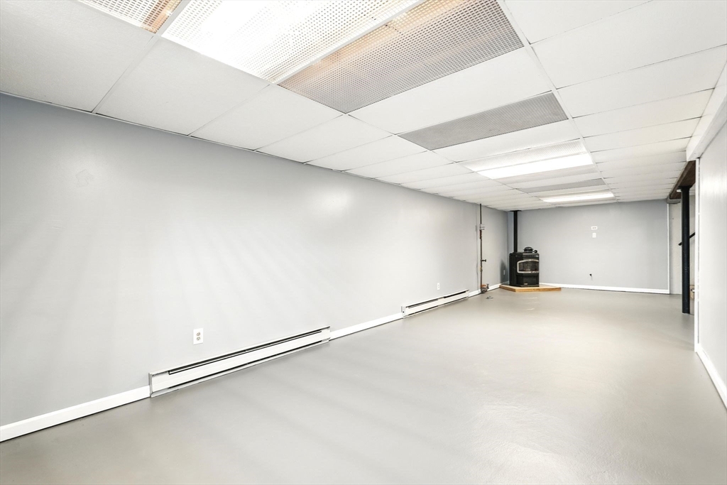 Springfield, Massachusetts 01129, United States, 3 Bedrooms Bedrooms, ,1 BathroomBathrooms,Residential,Pending,90964