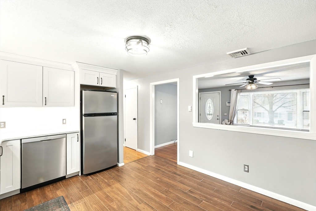 Springfield, Massachusetts 01129, United States, 3 Bedrooms Bedrooms, ,1 BathroomBathrooms,Residential,Pending,90964