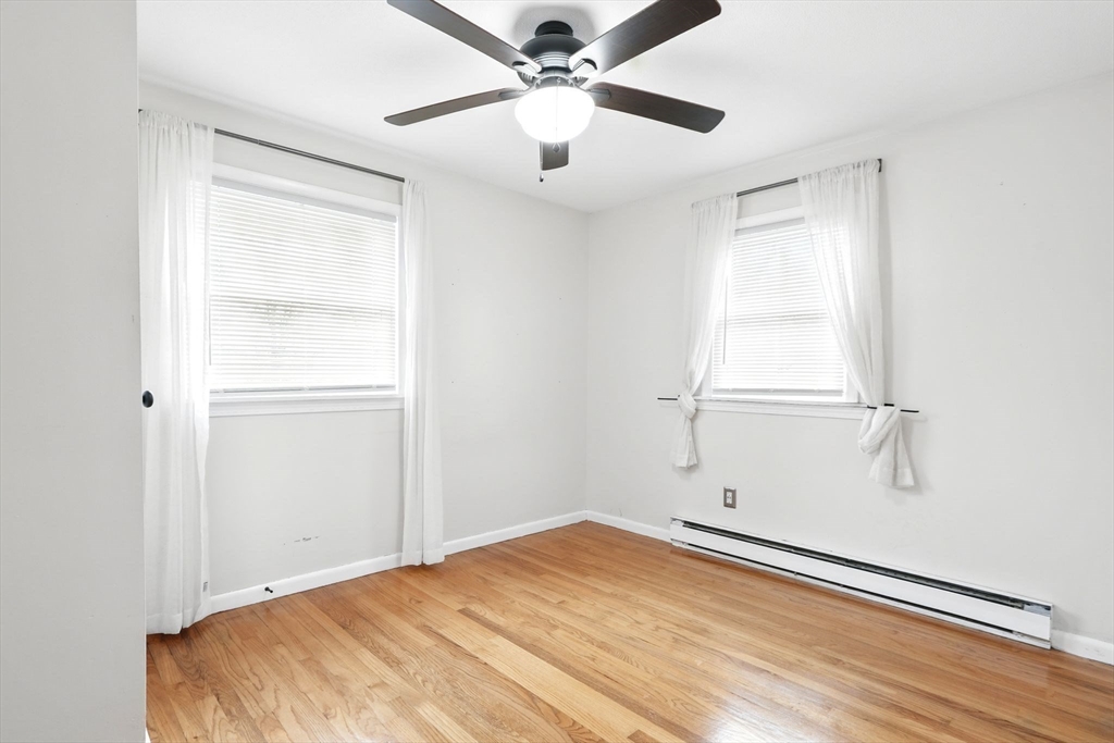 Springfield, Massachusetts 01129, United States, 3 Bedrooms Bedrooms, ,1 BathroomBathrooms,Residential,Pending,90964