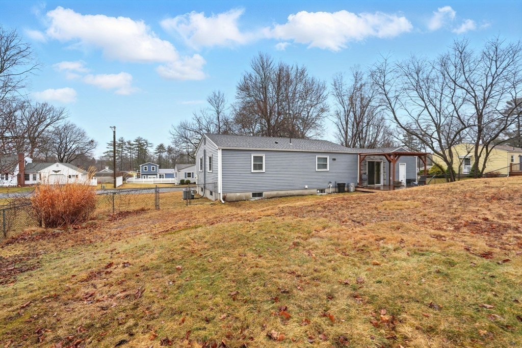 Springfield, Massachusetts 01129, United States, 3 Bedrooms Bedrooms, ,1 BathroomBathrooms,Residential,Pending,90964