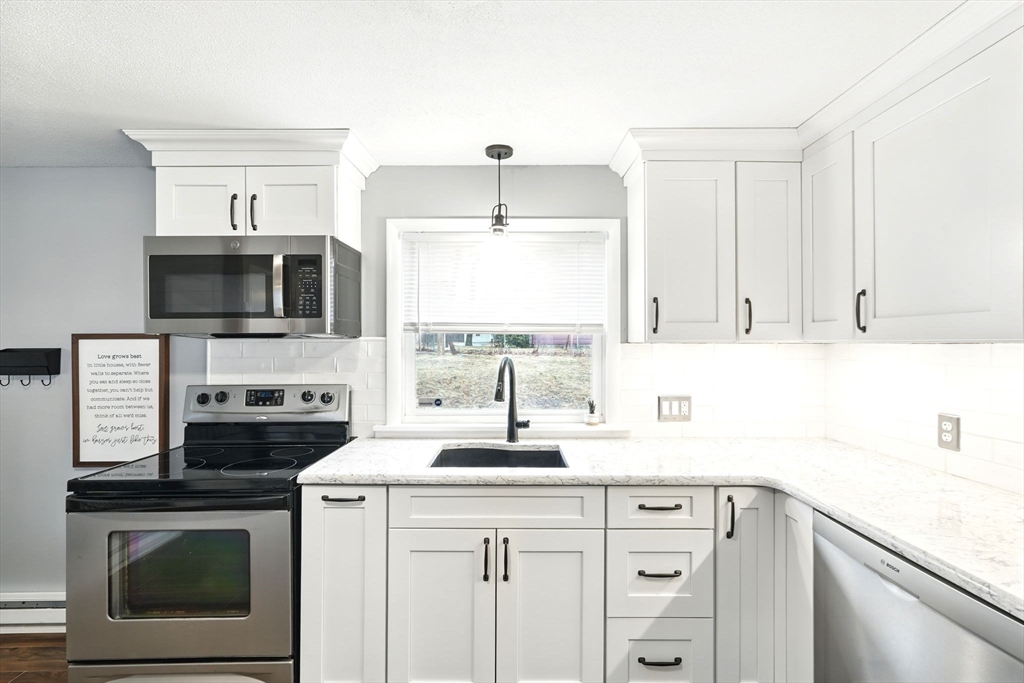 Springfield, Massachusetts 01129, United States, 3 Bedrooms Bedrooms, ,1 BathroomBathrooms,Residential,Pending,90964