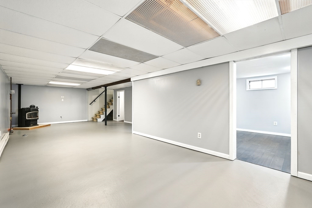 Springfield, Massachusetts 01129, United States, 3 Bedrooms Bedrooms, ,1 BathroomBathrooms,Residential,Pending,90964