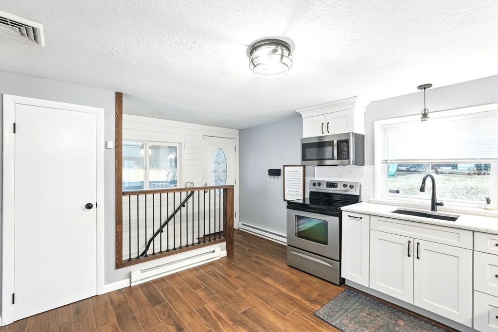 Springfield, Massachusetts 01129, United States, 3 Bedrooms Bedrooms, ,1 BathroomBathrooms,Residential,Pending,90964