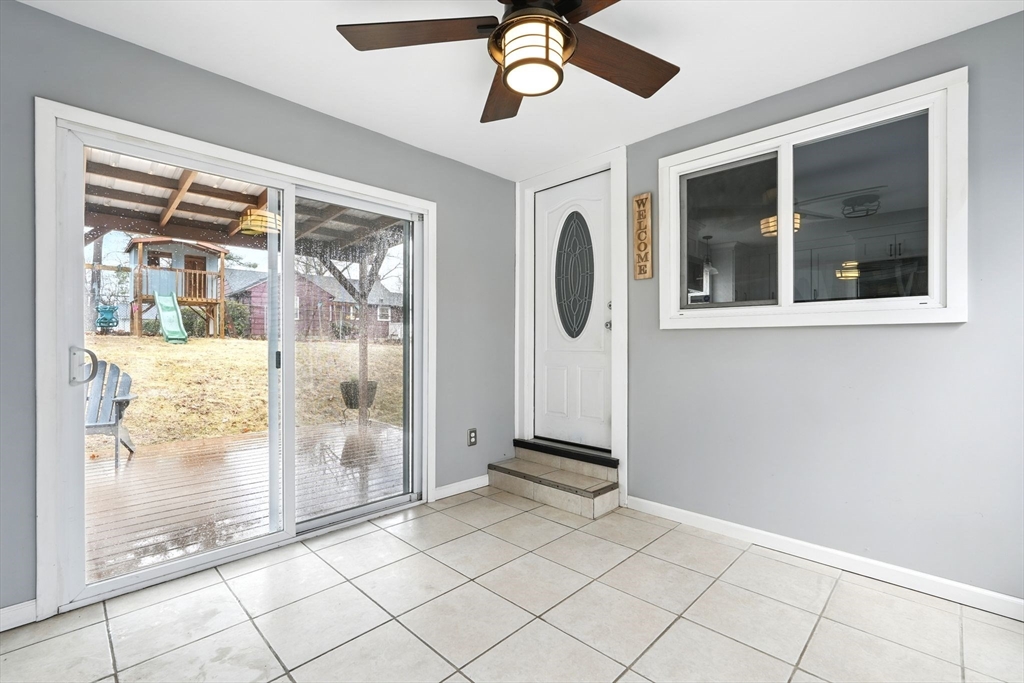 Springfield, Massachusetts 01129, United States, 3 Bedrooms Bedrooms, ,1 BathroomBathrooms,Residential,Pending,90964