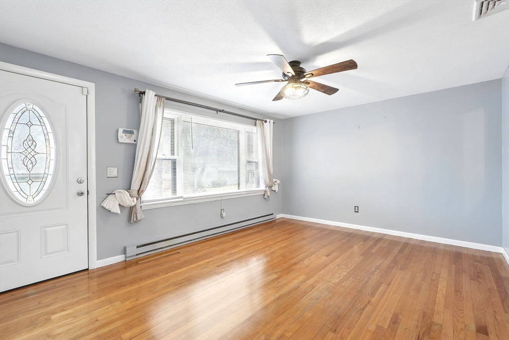 Springfield, Massachusetts 01129, United States, 3 Bedrooms Bedrooms, ,1 BathroomBathrooms,Residential,Pending,90964