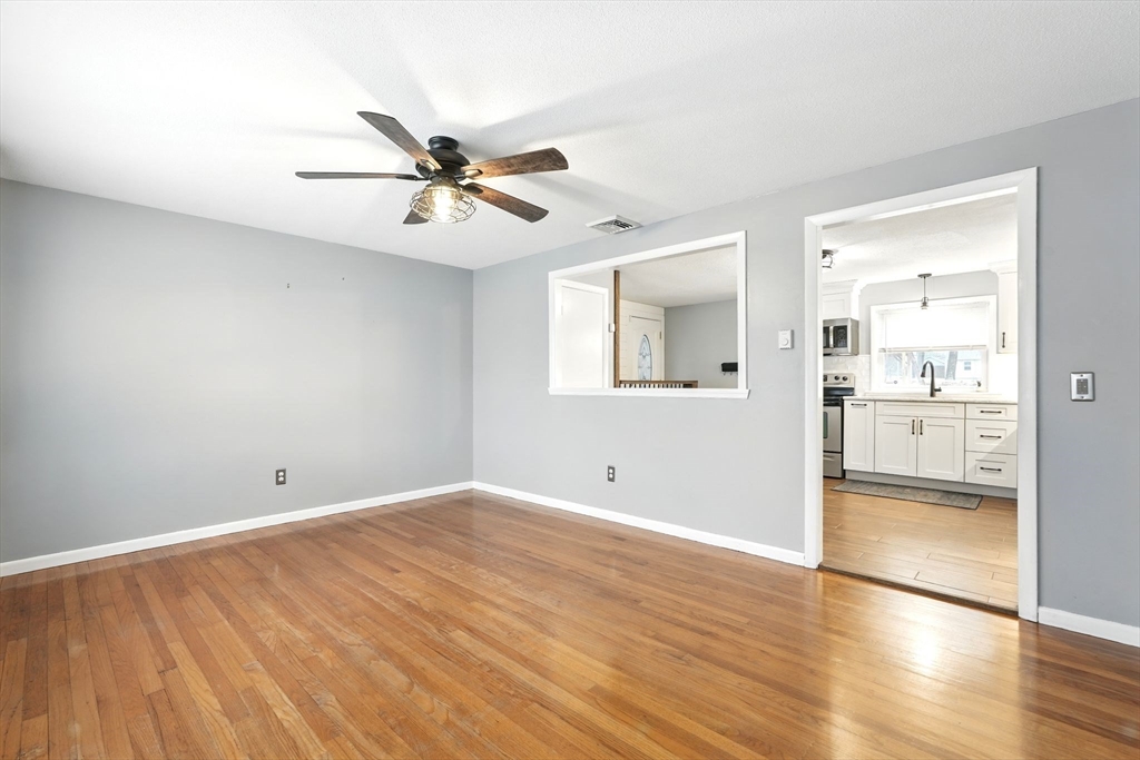 Springfield, Massachusetts 01129, United States, 3 Bedrooms Bedrooms, ,1 BathroomBathrooms,Residential,Pending,90964