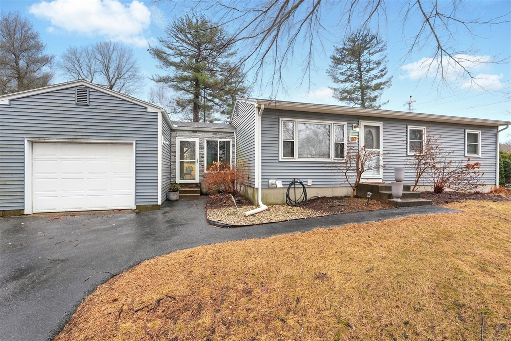 Springfield, Massachusetts 01129, United States, 3 Bedrooms Bedrooms, ,1 BathroomBathrooms,Residential,Pending,90964