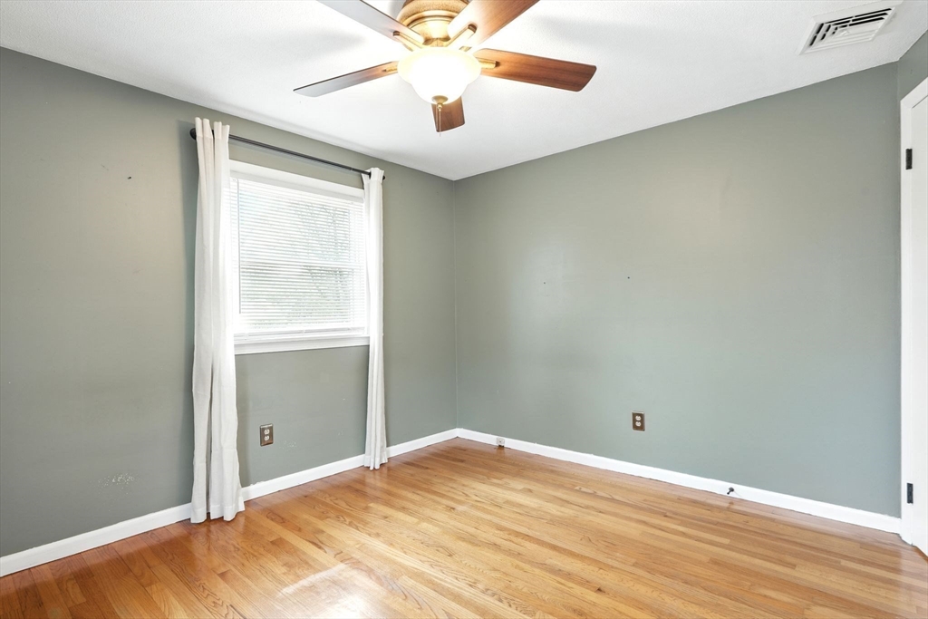 Springfield, Massachusetts 01129, United States, 3 Bedrooms Bedrooms, ,1 BathroomBathrooms,Residential,Pending,90964