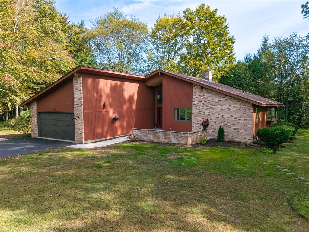 40 Heritage Ln