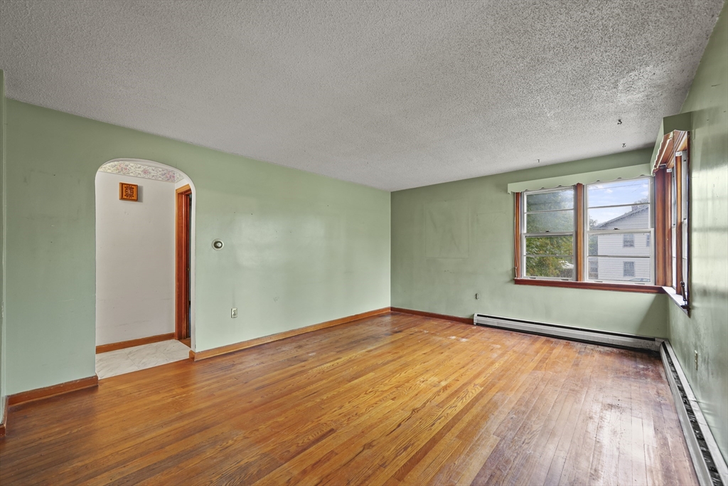 32 Mead Ave