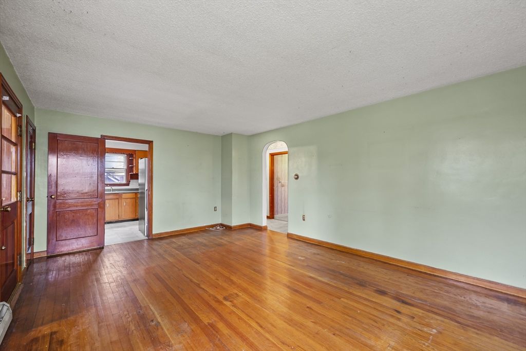 32 Mead Ave