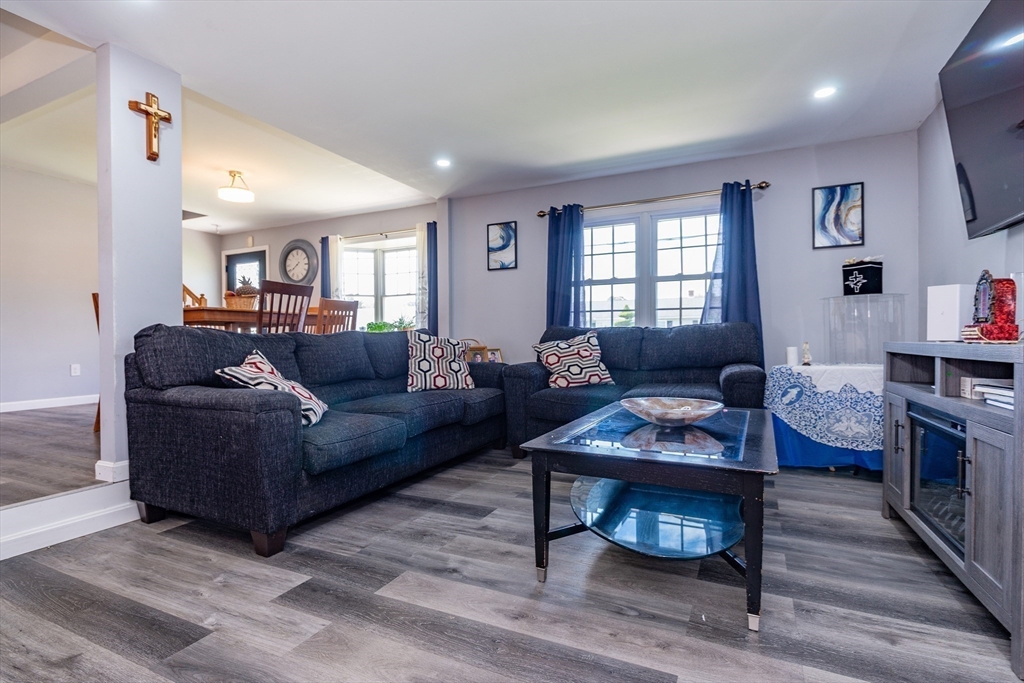 East Providence, Rhode Island 02914, United States, 4 Bedrooms Bedrooms, ,3 BathroomsBathrooms,Residential,Active,186679