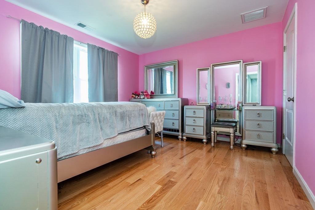 East Providence, Rhode Island 02914, United States, 4 Bedrooms Bedrooms, ,3 BathroomsBathrooms,Residential,Active,186679