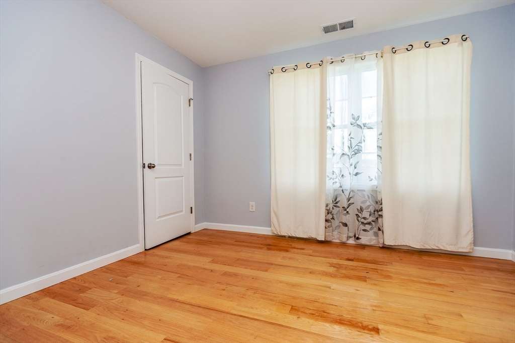 East Providence, Rhode Island 02914, United States, 4 Bedrooms Bedrooms, ,3 BathroomsBathrooms,Residential,Active,186679