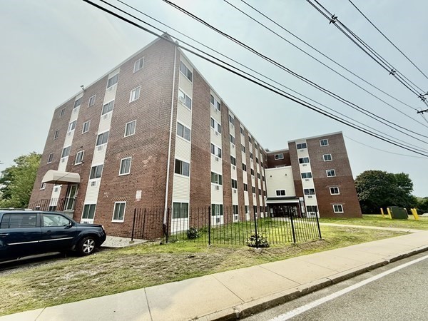 215 Winter St 4L