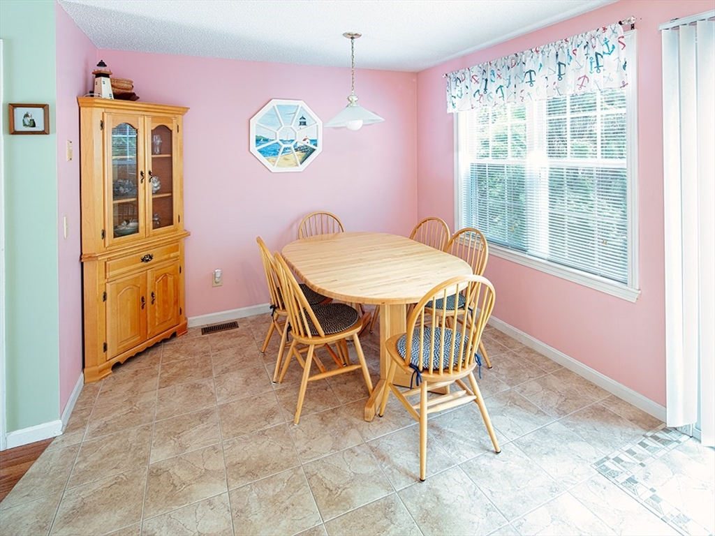 571 Carriage Shop Rd E