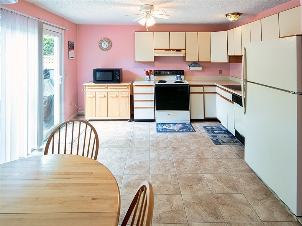 571 Carriage Shop Rd E