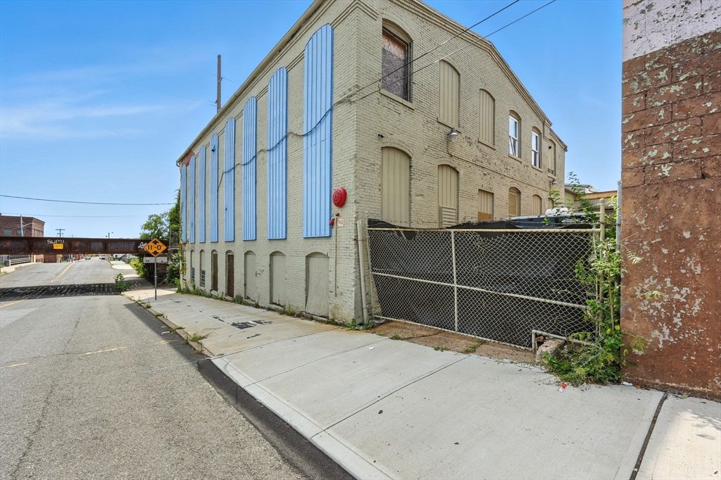 90 Sargeant St